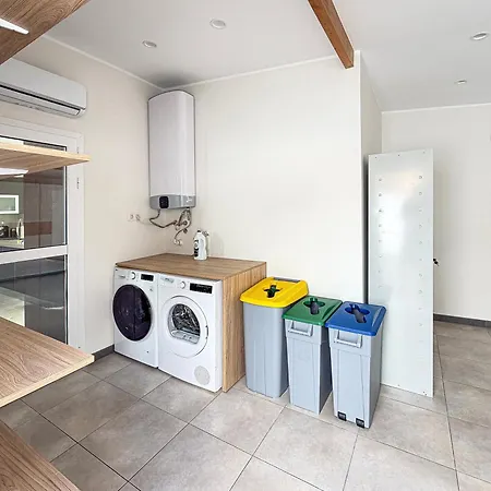 Exklusive Mit Beheiztem Pool In *